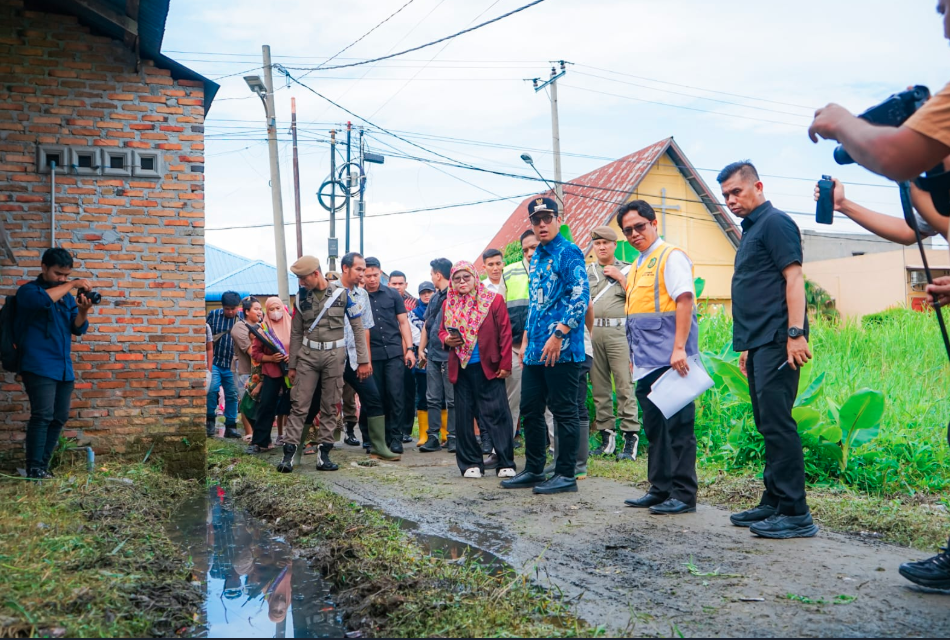 Rico Waas Tinjau Jalan Rusak di Medan Marelan, Perbaikan Dimulai Minggu Depan