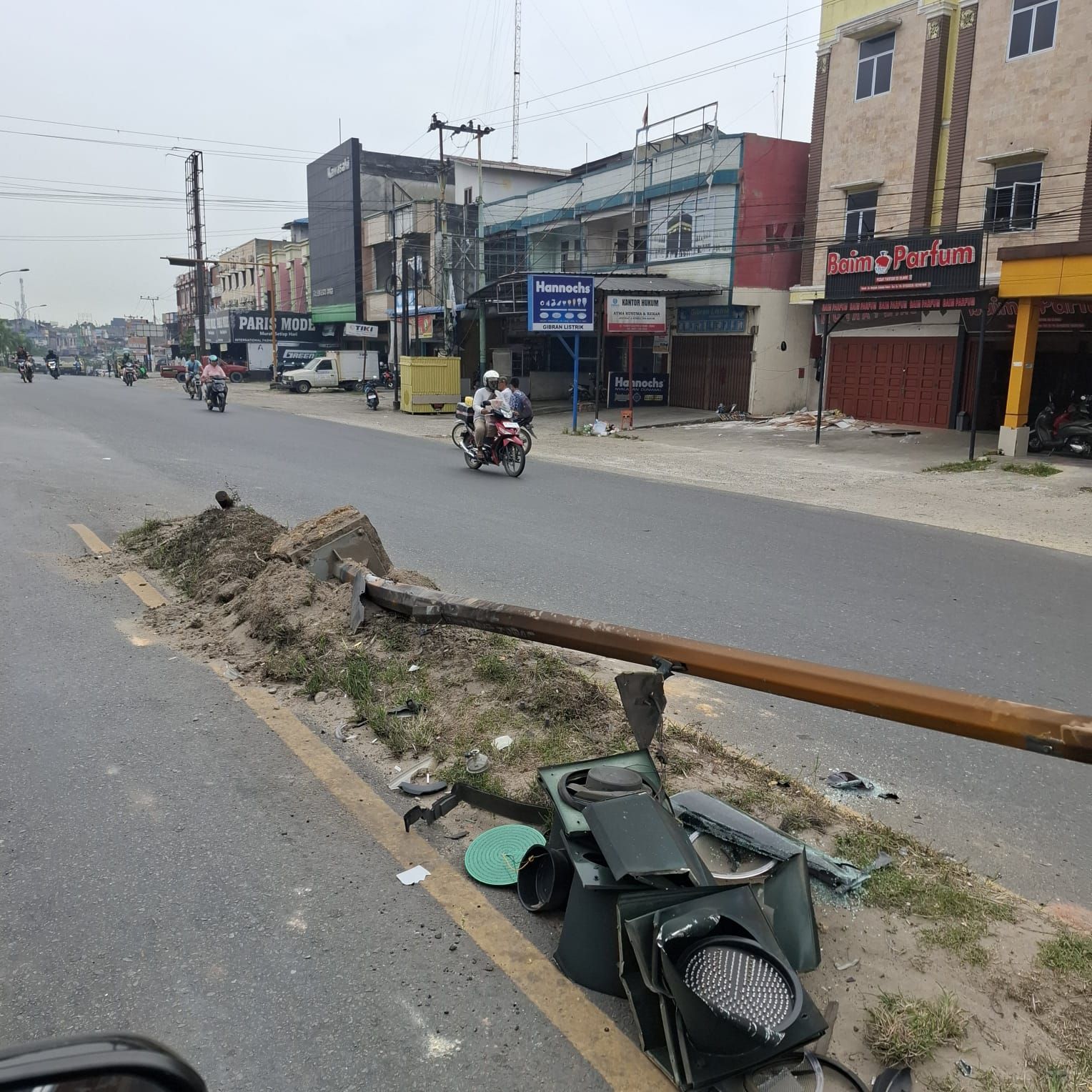 Enam Hari Dibiarkan Tumbang, Lampu Merah Simpang Mawar Jadi Sorotan Warga Bengkalis
