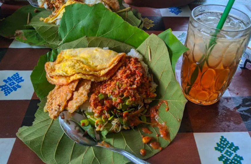 Warung Pecel Godong Jati Mbah Simah: Cita Rasa Tradisi dari Kedungrejo yang Menghangatkan Hati