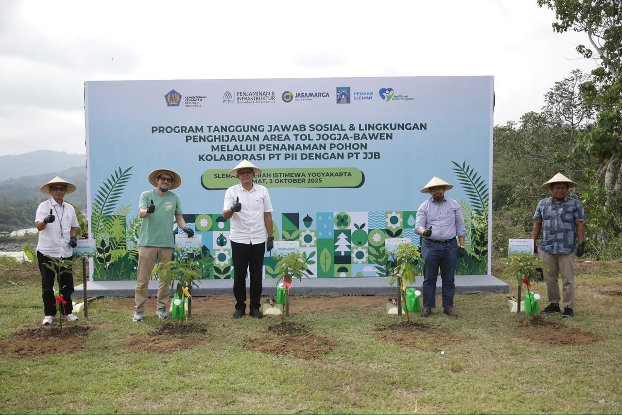 Dukung Jaga Lingkungan, Pemkab Sleman bersama PT. Jasamarga Jogja-Bawen dan PT. PII Tanam Ribuan Bibit Pohon