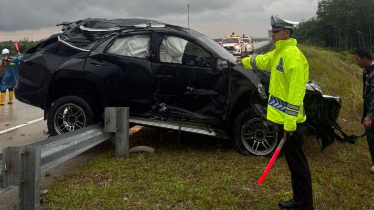 Fortuner Tabrak Pembatas Jalan di Tol Pekanbaru–Bangkinang