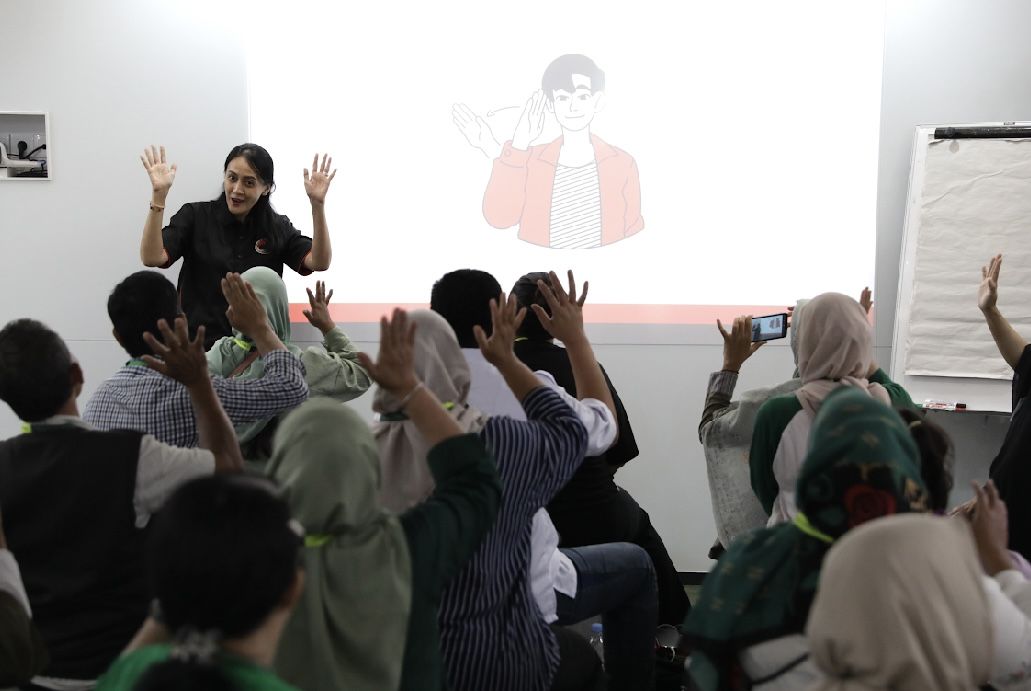 Seru! Masyarakat dan Pelaku Kuliner Sama-sama Belajar Bahasa Isyarat