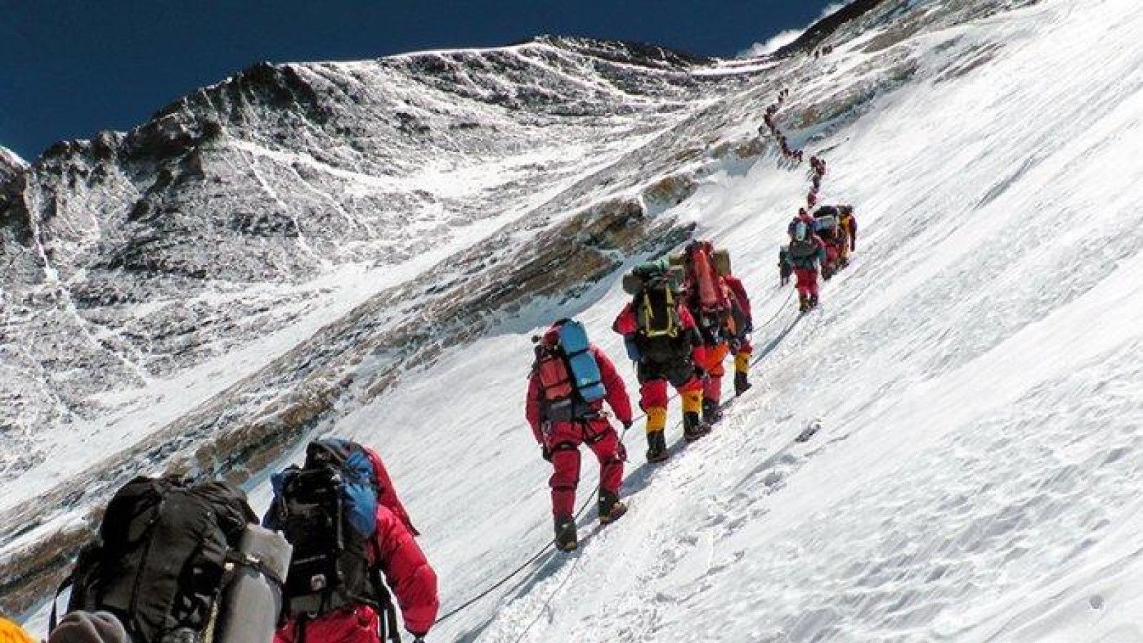 Wisatawan Terjebak di Gunung Everest Akibat Badai Salju Hebat