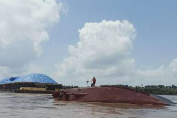 Kapal Terbalik Di Tanjab Timur, Satu ABK Terjebak Di Lambung — Dievakuasi Secara Dramatis