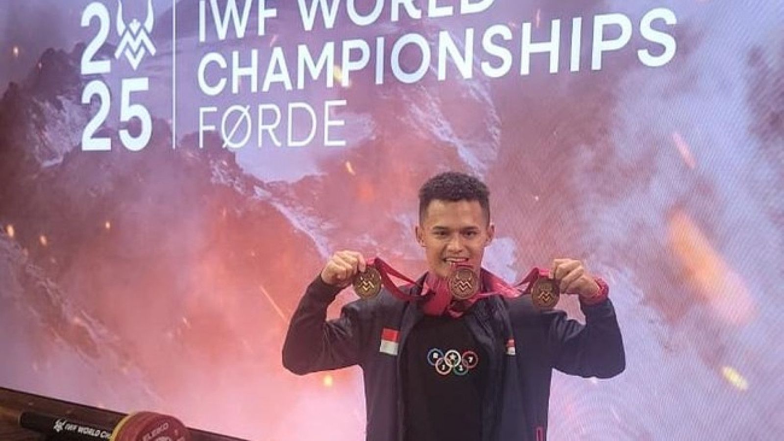 Rizki Juniansyah Sukses Raih Dua Emas di Kejuaraan Dunia Angkat Besi IWF 2025