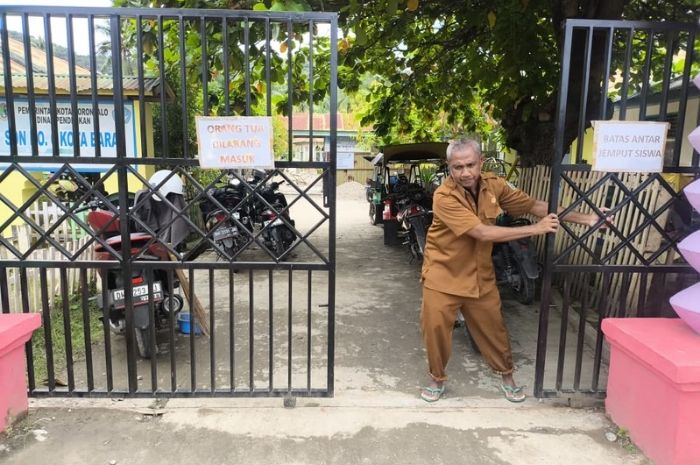 Dua Dekade Mengabdi, Pria Tunarungu di Gorontalo Resmi Jadi PPPK