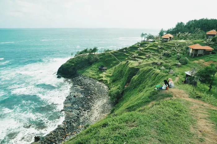 6 Rekomendasi Pantai di Jawa Tengah yang Cocok Buat Healing dan Liburan Bareng Keluarga