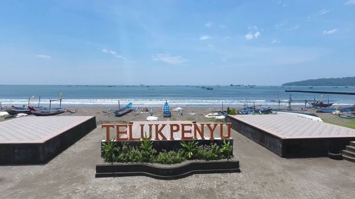 6 Rekomendasi Pantai di Jawa Tengah yang Cocok Buat Healing dan Liburan Bareng Keluarga
