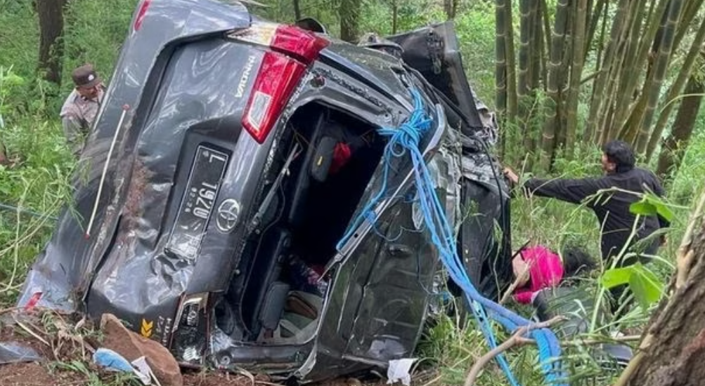 Innova Masuk Jurang di Jalur Cangar - Pacet, Dua Tewas dan Lima Luka-Luka