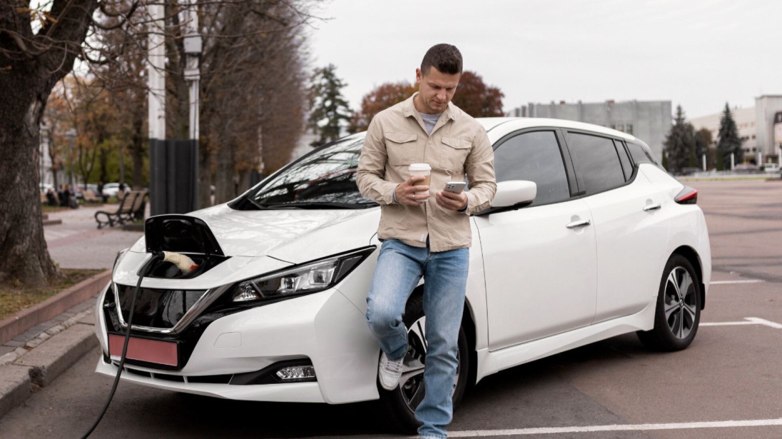 Pertarungan Mobil Hybrid dan Mobil Listrik di Indonesia: Memahami Perbedaan dan Efisiensi