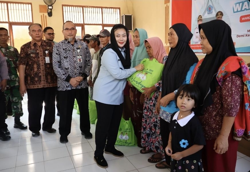 Pemkab Brebes Melakukan Pembagian Bantuan Wardoyo Kepada Masyarakat Songgom