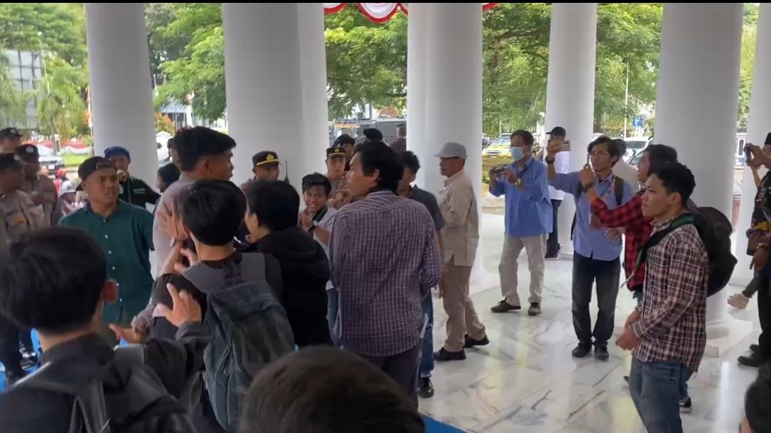 Aksi Unjuk Rasa Mahasiswa Peringati HUT Kab.Serang Ke 499 Diwarnai Baku Hantam