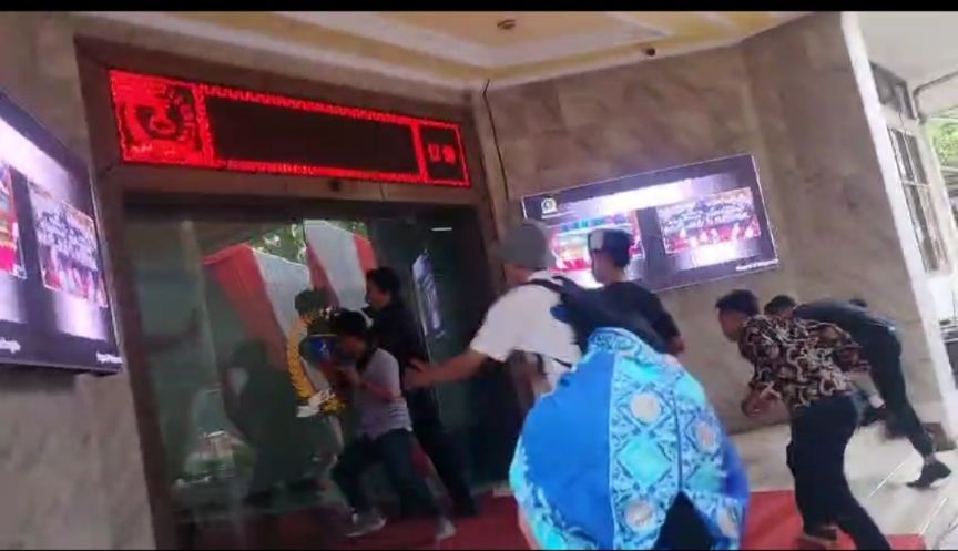 Moment HUT Ke 499 Kab.Serang Mahasiswa Dobrak Pintu Utama Gedung DPRD Saat Unras