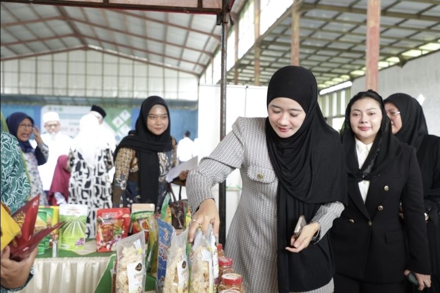 Nawal Yasin Tunjukkan Kepedulian terhadap UMKM saat Kunjungi Pesantren Al Hikmah Brebes