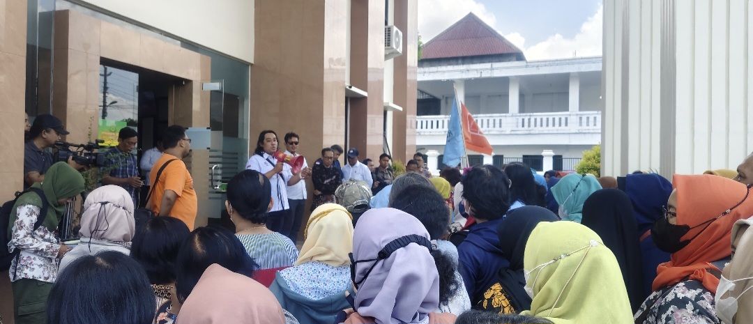 Gelar Aksi Solidaritas Terhadap Pekerja di Empat Perusahaan, MPBI DIY Sampaikan Tuntutan Kepada PHI Yogya