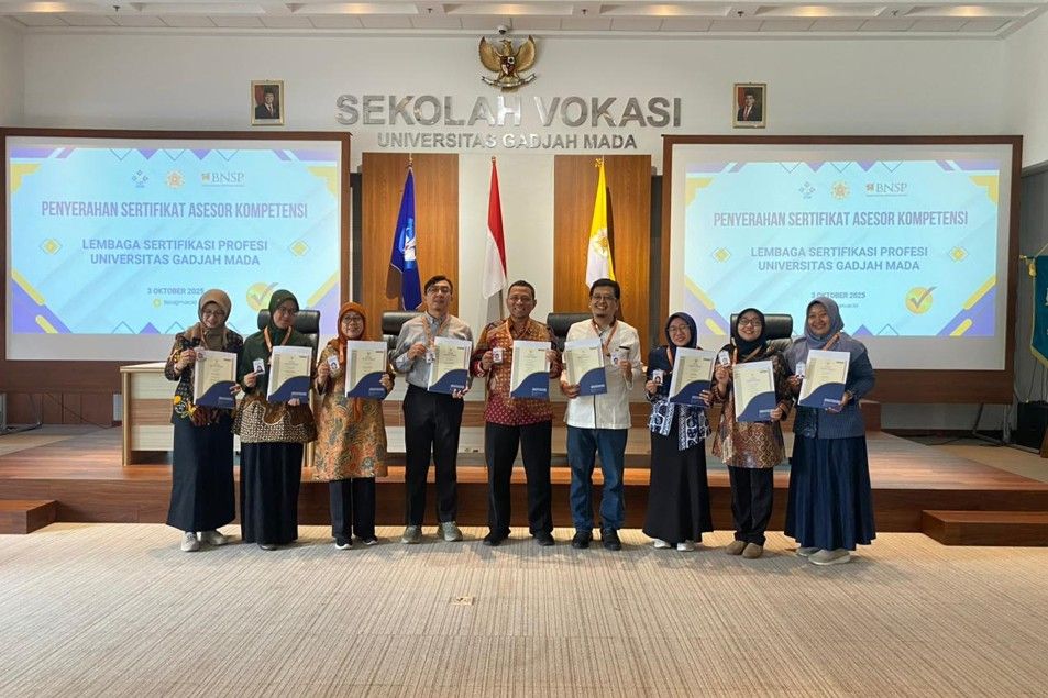 Dukung Kompetensi Mahasiswa Siap Kerja, LSP UGM Serahkan 134 Sertifikat Asesor untuk Dosen