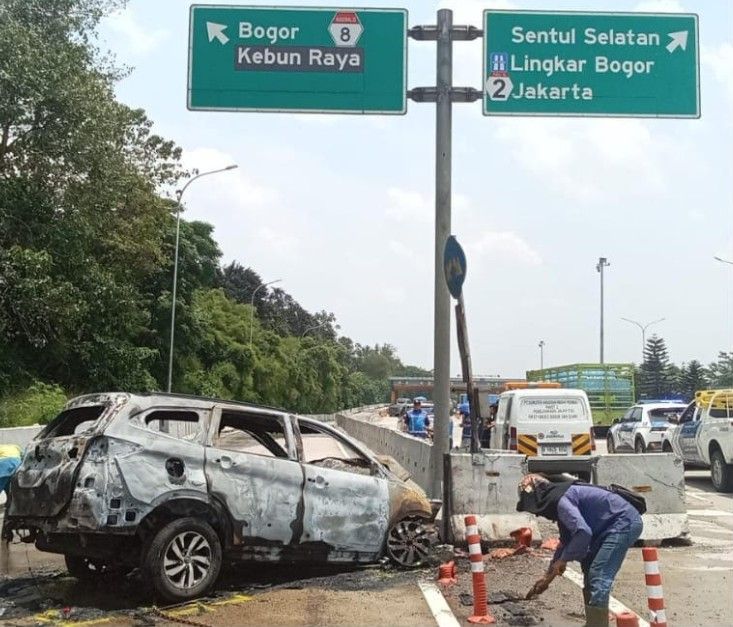 Toyota Rush Hajar Pembatas Jalan hingga Terbakar di Tol Jagorawi, Sopir Alami Patah Kaki