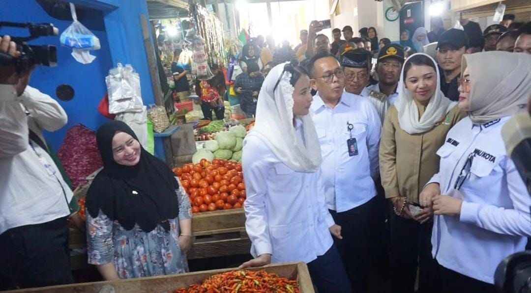 Wamendag Tinjau Pasar Baruga, Harga Bahan Pokok di Kendari Terpantau Stabil