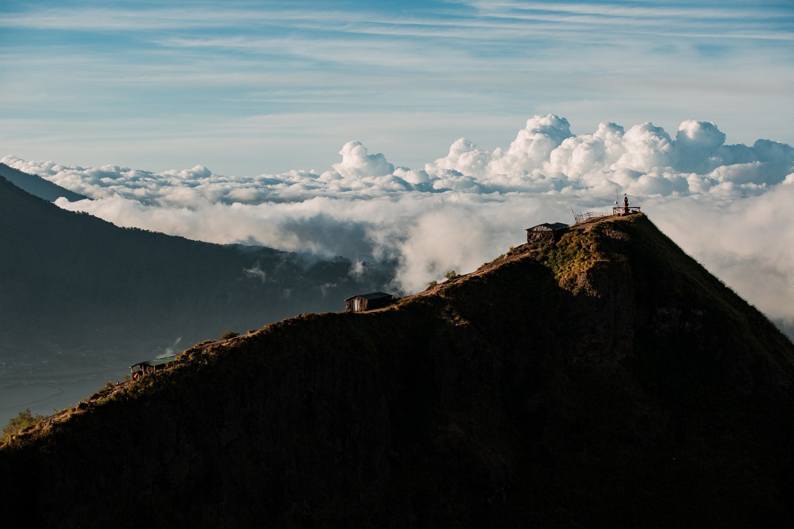 5 Arti Mimpi Berada di Puncak Gunung menurut Primbon Jawa, Pertanda Apa?