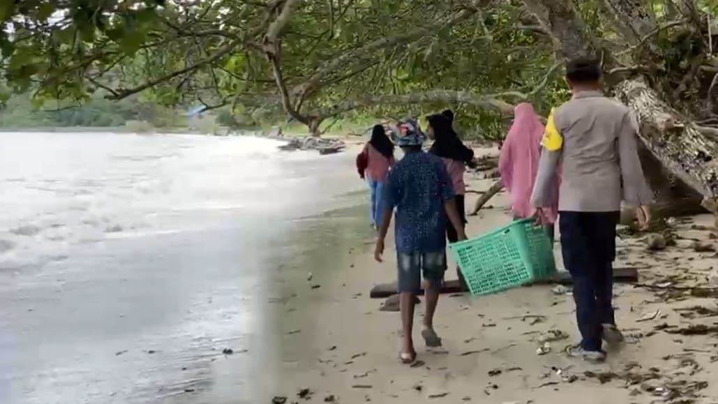 Briptu Arif Rahman Rela Jual Kue Keliling demi Bantu Warga Bangun Masjid Dusun Kifar