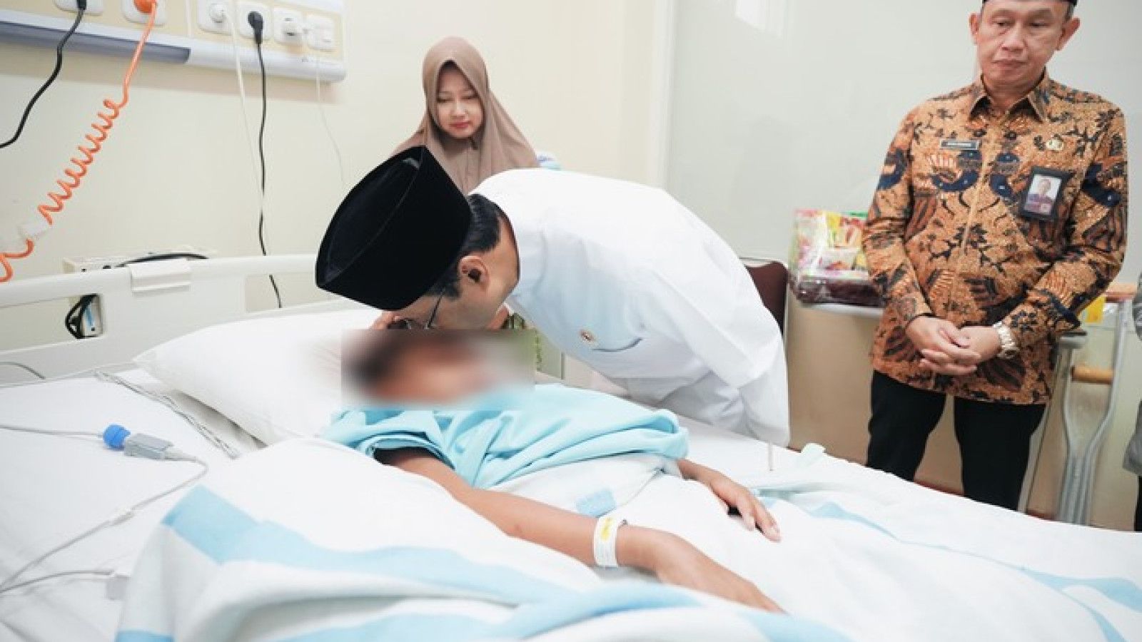 Kunjungan Menteri Sosial ke Korban Runtuhnya Pondok Pesantren Al-Khoziny