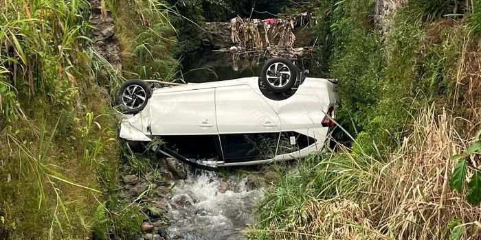 Terjungkir, Sebuah Mobil Terjun Masuk ke Dalam Parit di Desa Poyowa Besar