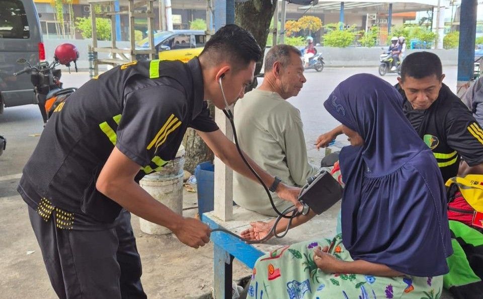 Tim Dokkes Gelar Patroli Jumat Sehat di Ambon, Cek Kesehatan Warga dan Beri Obat Gratis