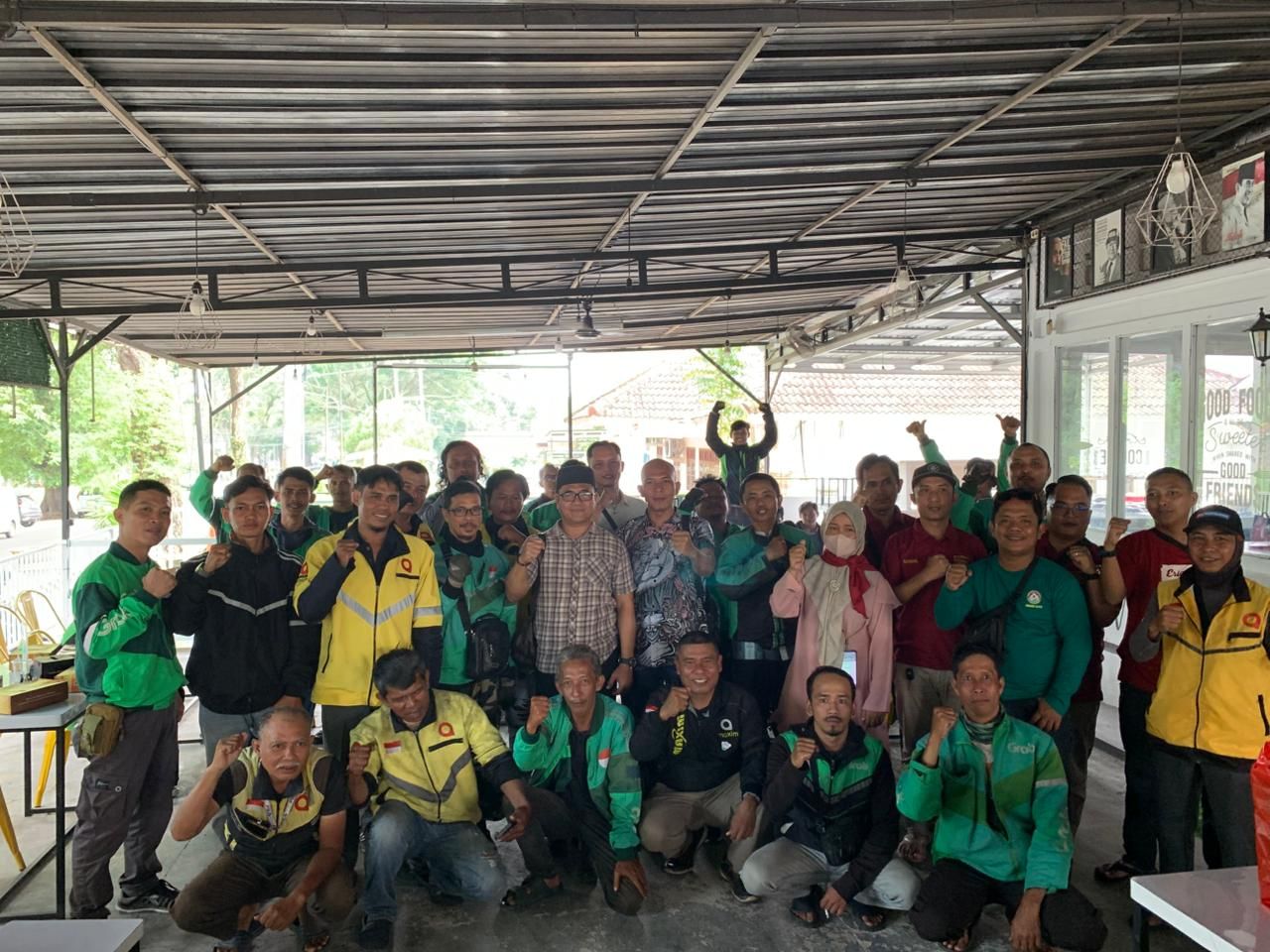 Jumat Berkah, Polda Babel Bagi Ratusan Nasi Kotak Kepada Ratusan Driver Ojol
