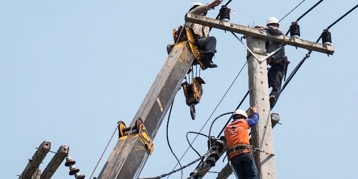 Tiang Terjatuh, Salah Seorang Pekerja Pemasangan Tiang Listrik Tewas.