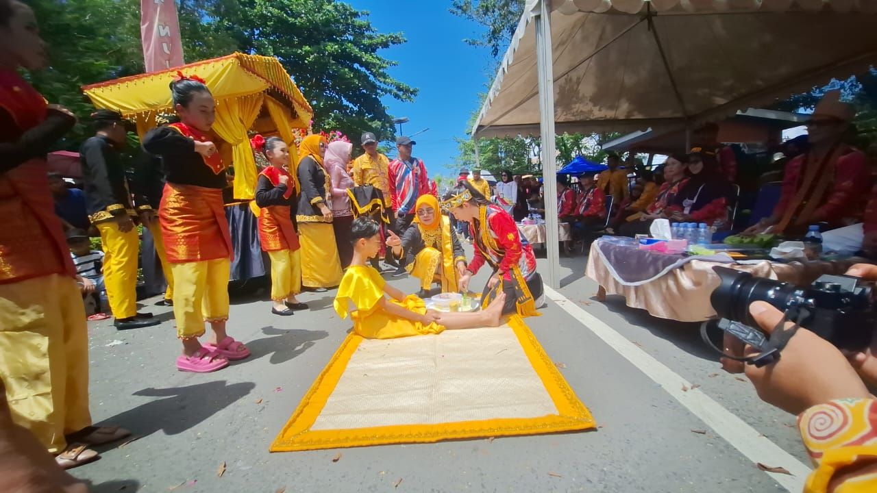 Bupati dan Istri Ikuti Tradisi Bapupur Tidung di Pawai Budaya HUT ke-26 Kabupaten Nunukan