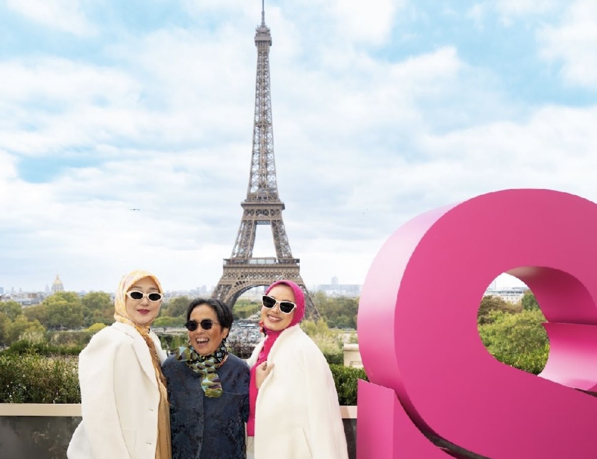 Buttonscarves Ubah Kafe Menghadap Menara Eiffel Jadi Ruang Fashion Penuh Pesona