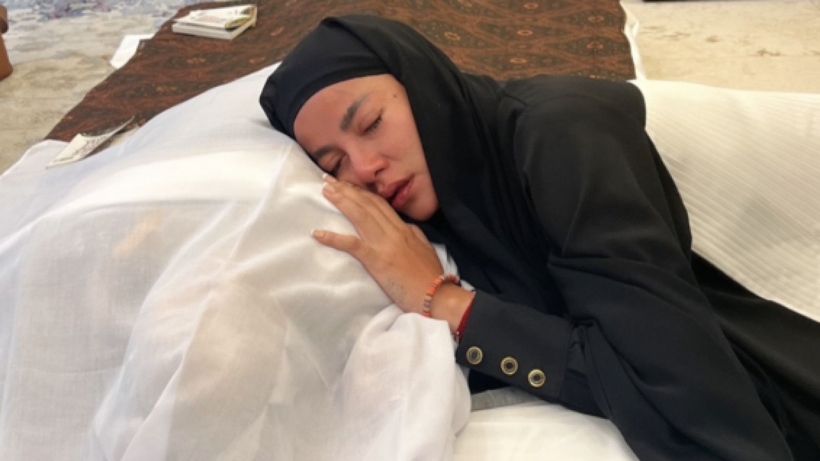 Kepergian Tis ah Djahri, Ibunda Olla Ramlan, Menyisakan Duka Mendalam