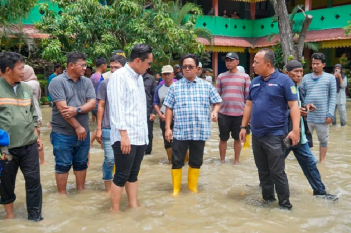 Rico Waas Tinjau Langsung Pengungsi Banjir dan Salurkan Bantuan