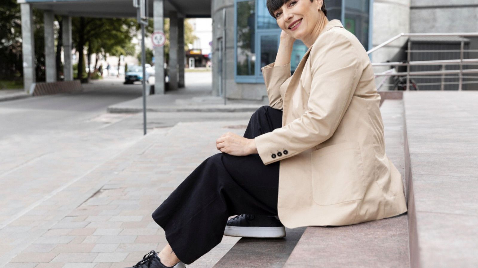 Sneakers: Pilihan Cerdas untuk Outfit Formal Anda