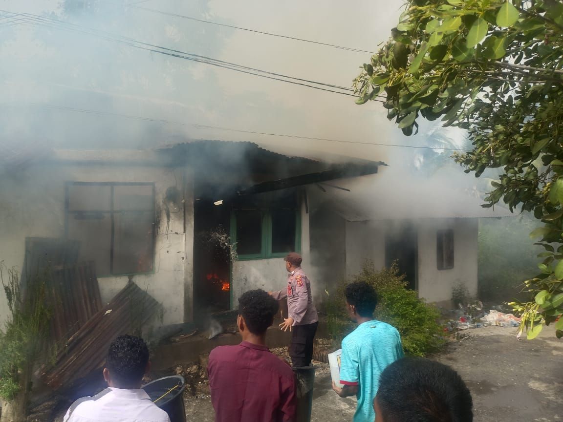 Isi Mitan ke Kompor Saat Goreng Ikan Picu Kebakaran Rumah Dinas di Maluku, Kepala Puskesmas Alami Luka Bakar di Tangan dan Wajah
