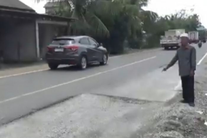 Baru Diperbaiki, Jalan Nasional di Muaro Jambi Kembali Rusak