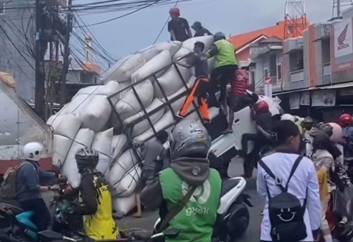Gara-gara Kelebihan Muatan, Mobil Pick Up Nyaris Terguling di Tengah Jalan Kota Makassar