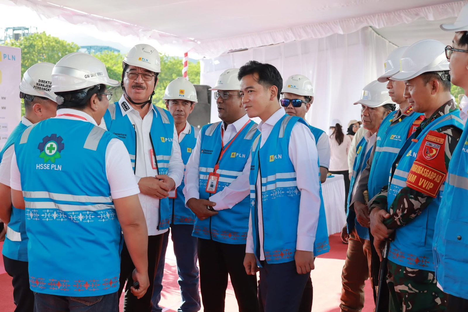 Momen Bupati Maluku Tengah Bareng Gubernur Dampingi Wapres Gibran Tinjau PLTMG Waai
