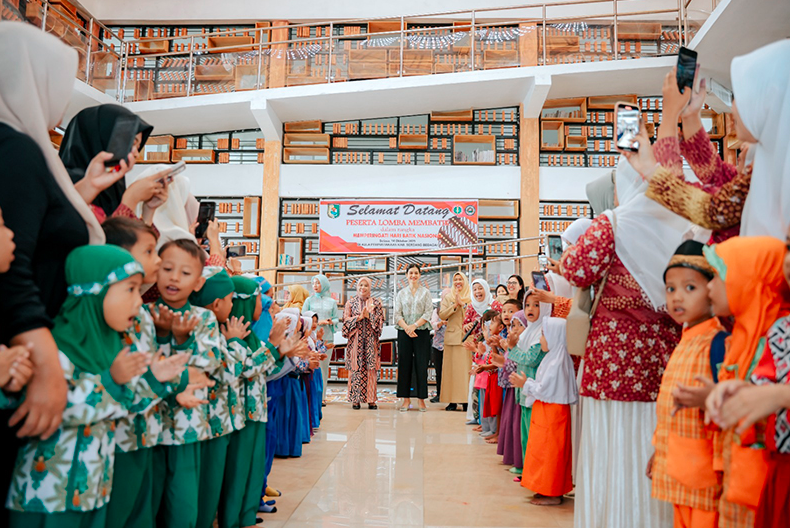 Serunya Anak-Anak PAUD Sergai Membatik Bareng Kahiyang Ayu di Hari Batik Nasional