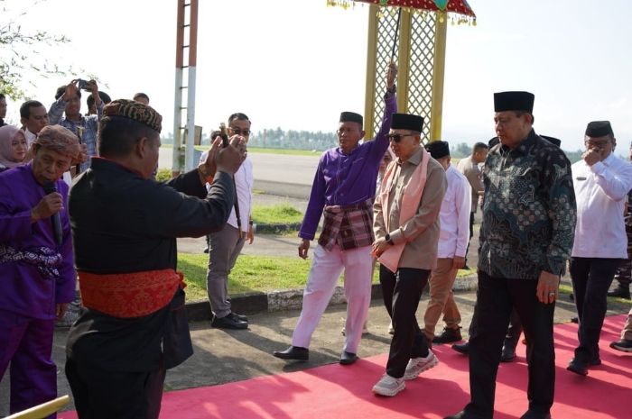 Kunjungan Kerja ke Gorontalo, Menteri Kebudayaan Fadli Zon Disambut Adat Mopotilolo