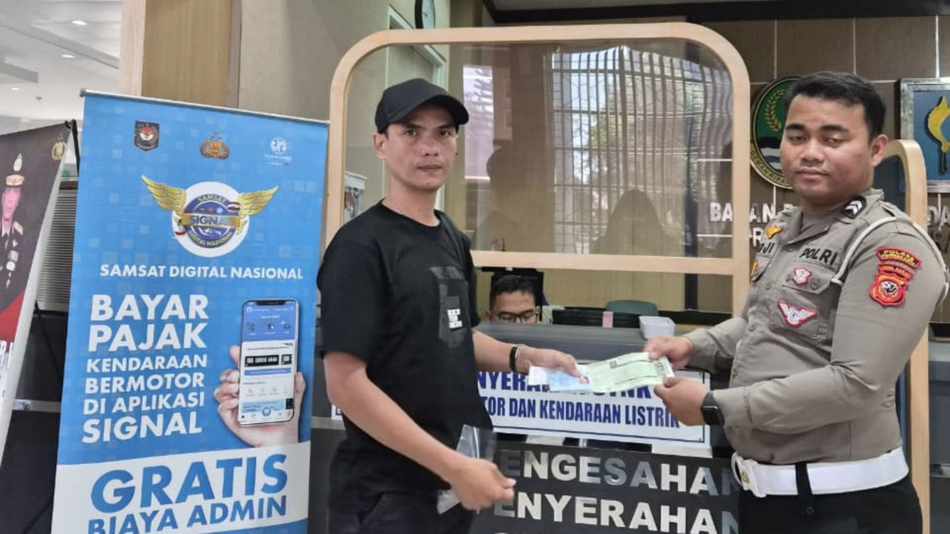 Polantas Menyapa: Satlantas Polres Purwakarta Sosialisasikan Peraturan Penerbitan STNK di MPP Madukara
