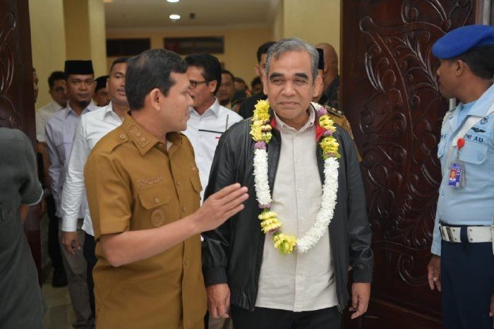 Momen Hangat! Ketua MPR RI Disambut Langsung Wagub Fadhlullah di Bandara SIM