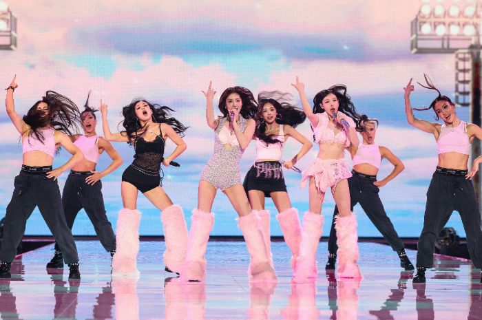 Nayeon, Jihyo, Tzuyu, dan Momo TWICE Tampil Menawan di Victoria s Secret Fashion Show 2025