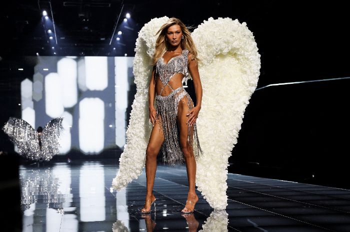 Bella Hadid Tampil Memukau di Victoria s Secret Fashion Show 2025 Setelah Sempat Sakit Parah