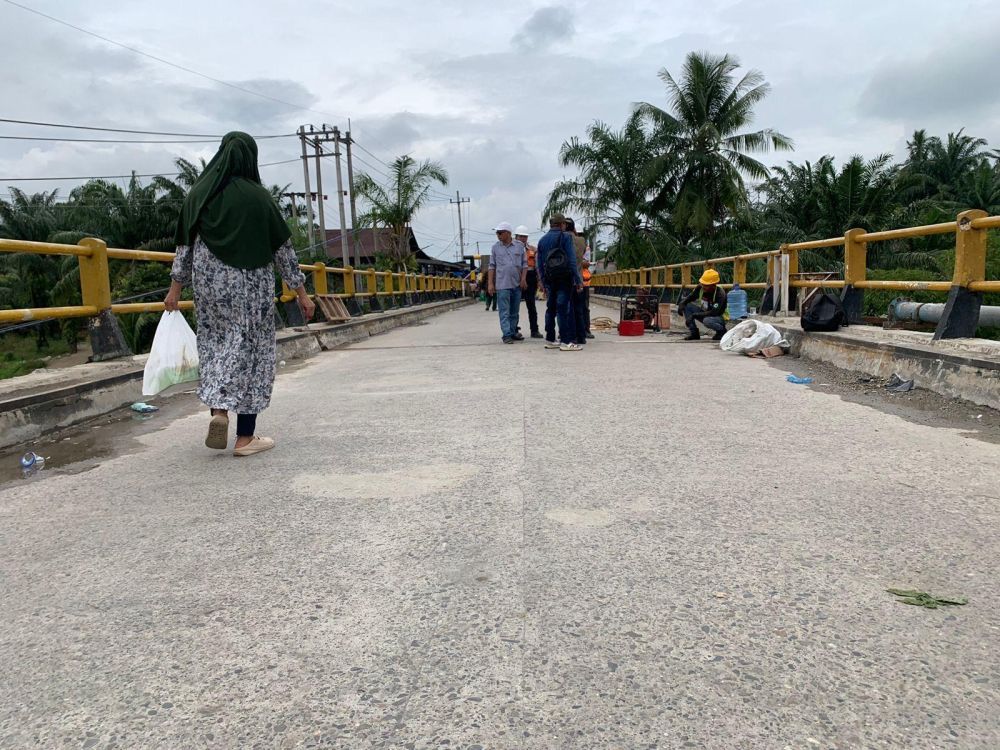 Jembatan Sungai Rokan Ujung Batu Dibuka Terbatas, Hanya Sepeda Motor dan Mobil Kecil yang Diizinkan