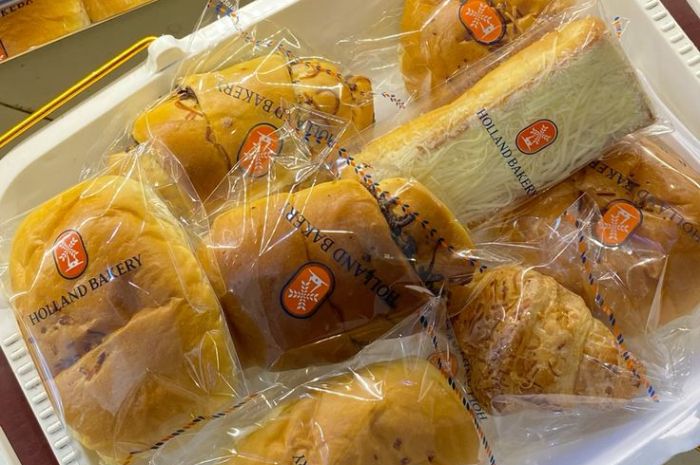 7 Jajanan di Holland Bakery yang Enak dan Bikin Nagih, Beserta Harganya!