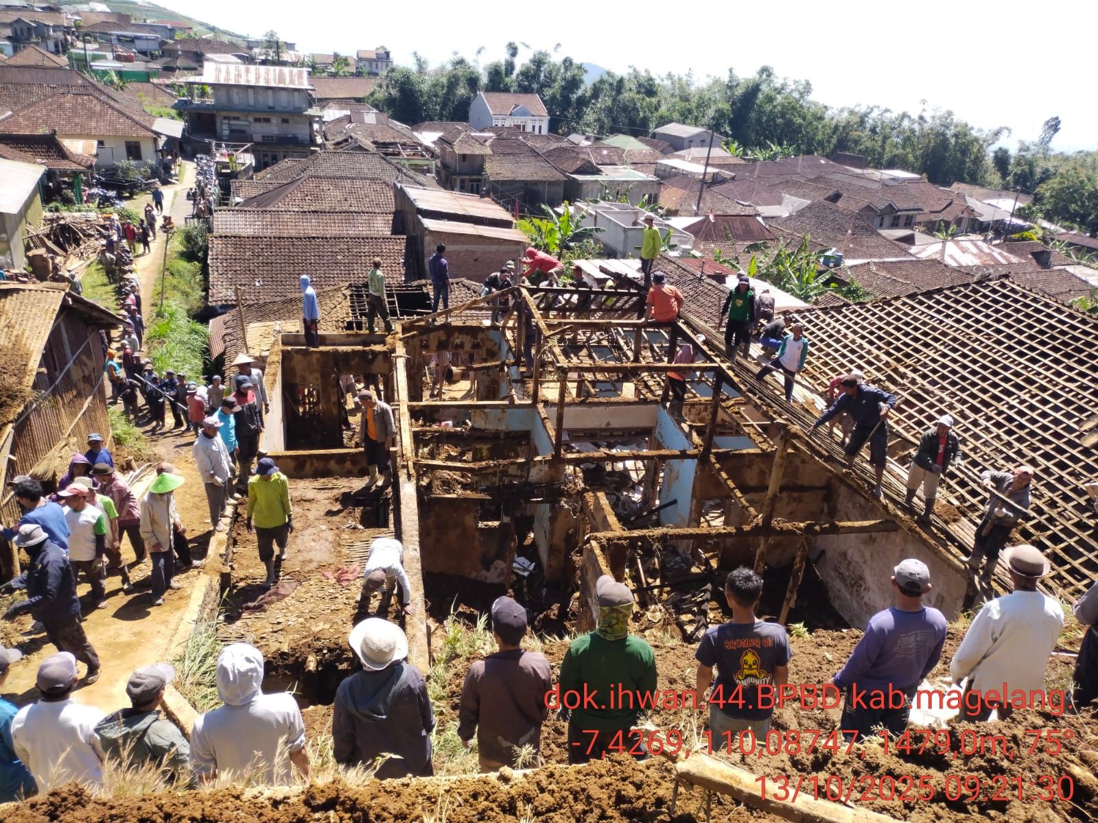 Tanah Longsor di Kaliangkrik Timpa Tiga Rumah, Empat Warga Luka Ringan