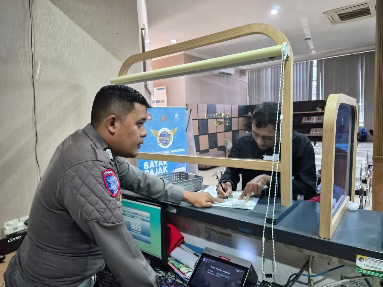 Polantas Menyapa: Satlantas Polres Purwakarta Konsisten Edukasi Mekanisme Penerbitan STNK kepada Masyarakat