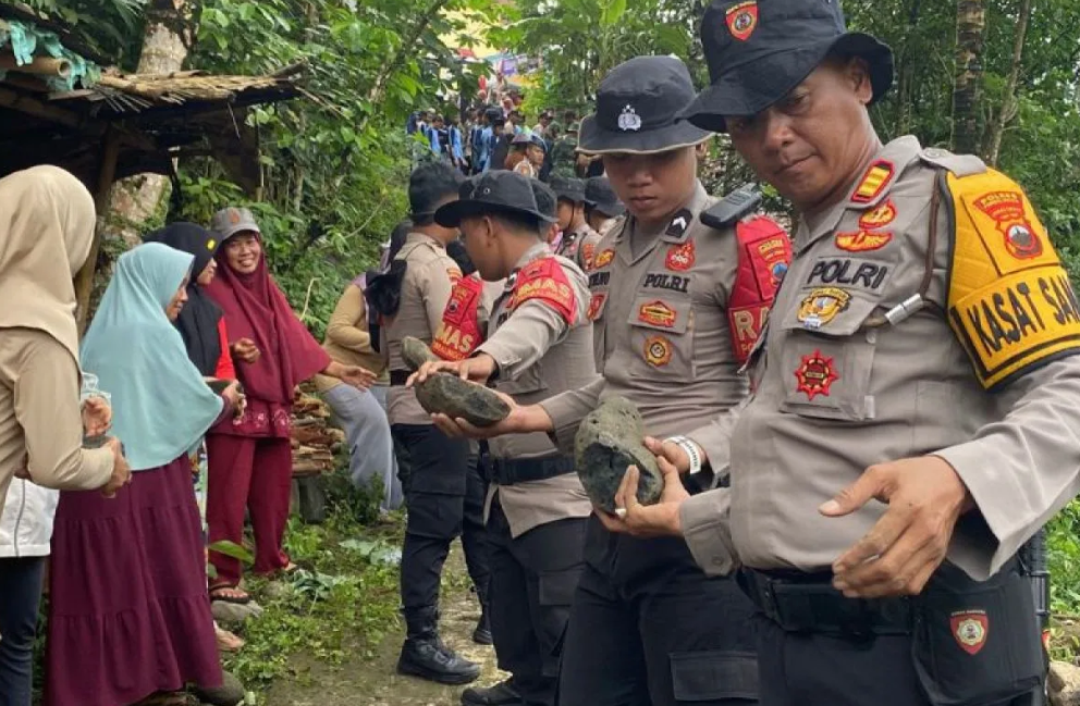 Polres Purbalingga Kerahkan Personel Bantu Penanganan Longsor di Desa Panusupan