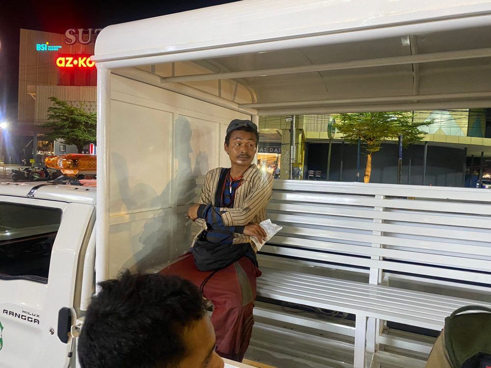 Bikin Resah Pengunjung, ODGJ di Depan Kedai Kopi Banda Aceh Langsung Diamankan Satpol PP